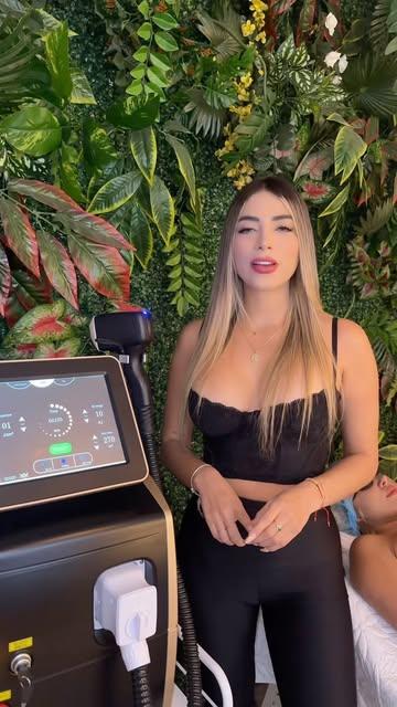 Especialista de Vanité junto al equipo de láser Soprano Ice