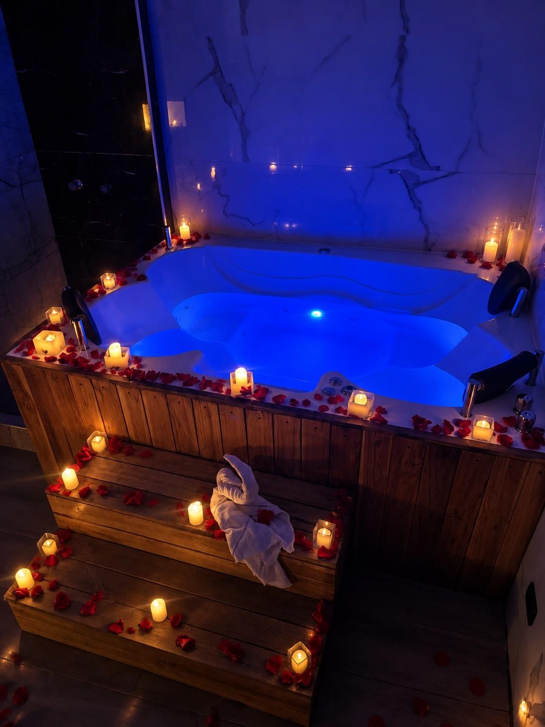Jacuzzi iluminado en azul con velas