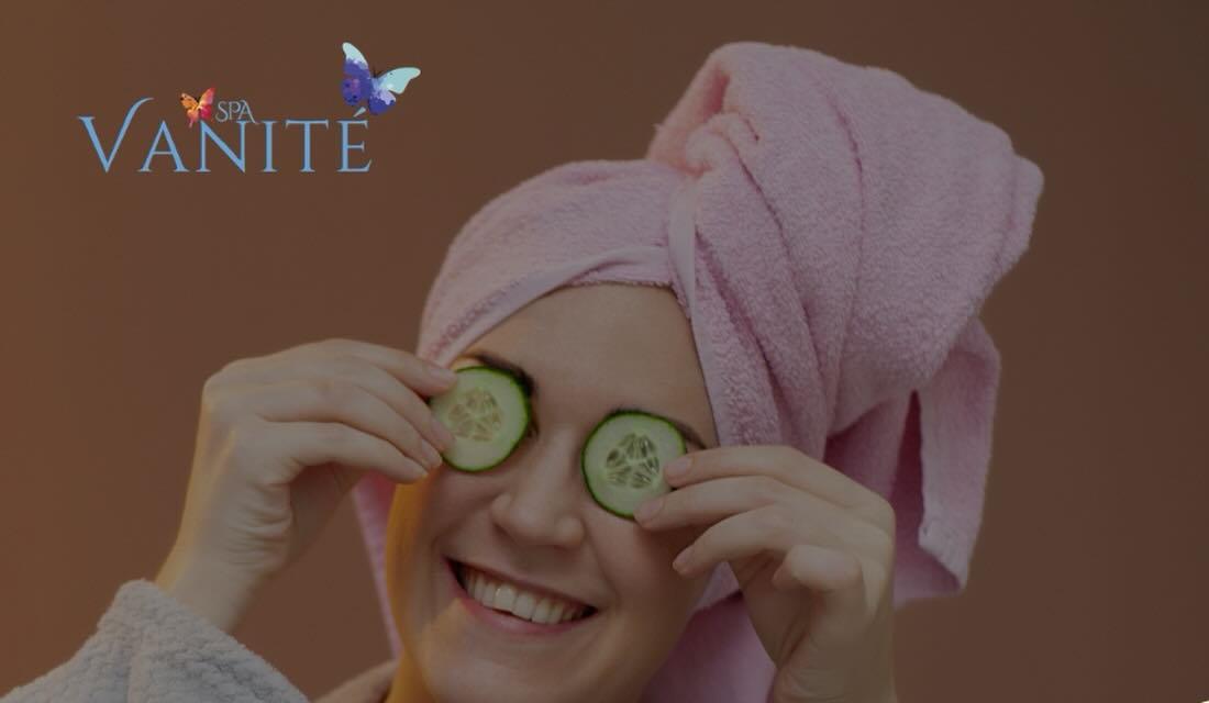 Niña con rodajas de pepino en los ojos
