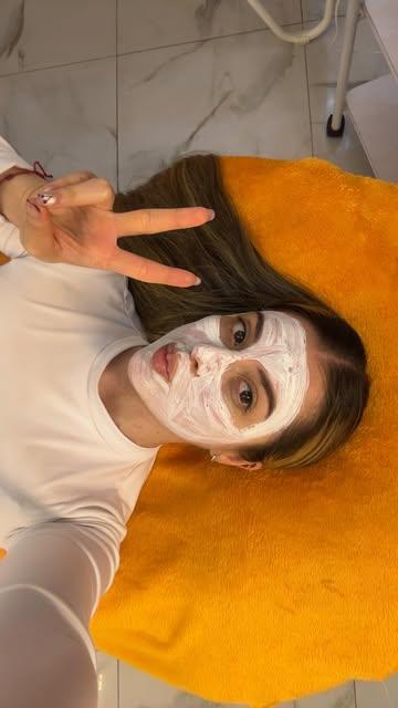 Clienta con mascarilla durante su limpieza facial
