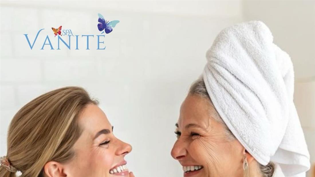 Madre e hija sonriendo con toallas de spa