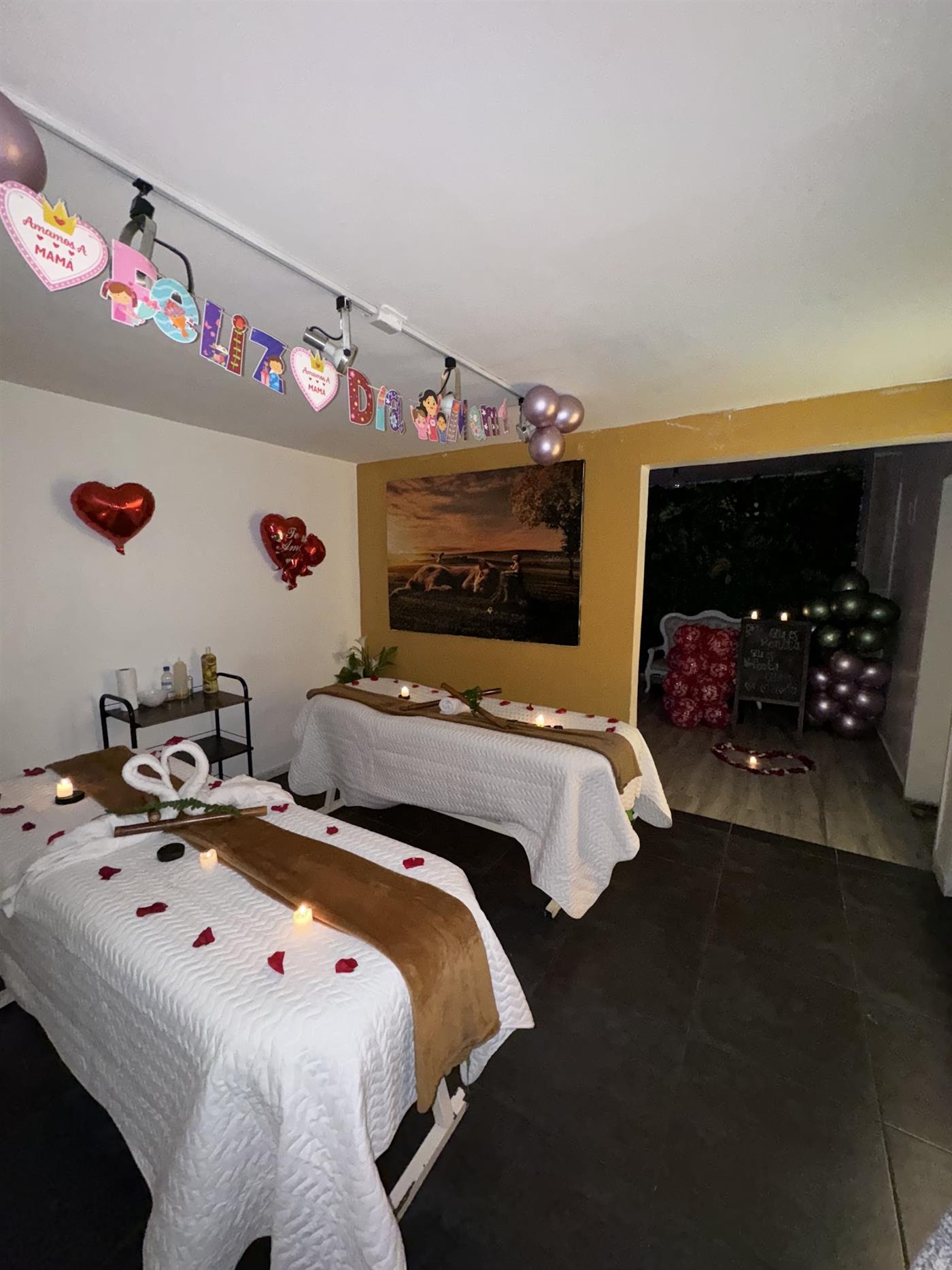Sala con dos camillas de masaje