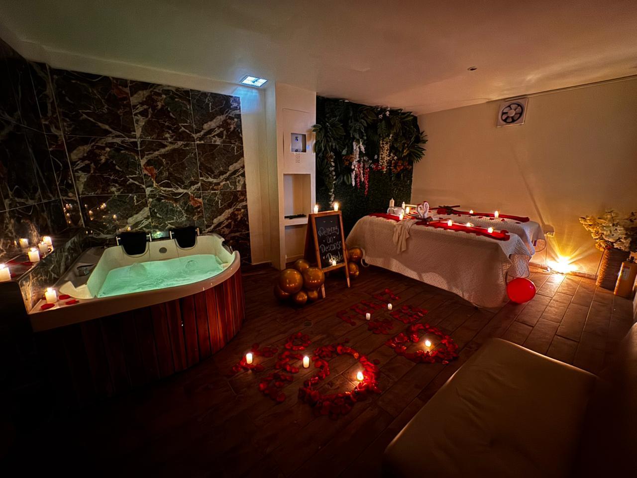 Suite con jacuzzi y camilla decorada con pétalos